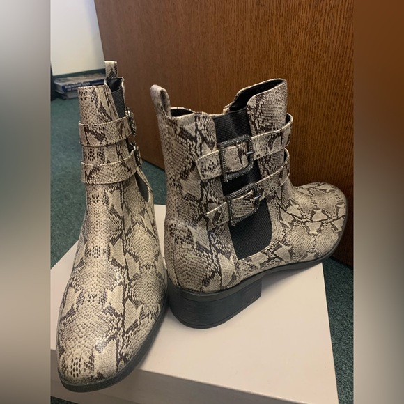 Kenneth Cole Snake Biker Womens Chelsea Boots size 11 with box - Picture 2 of 5